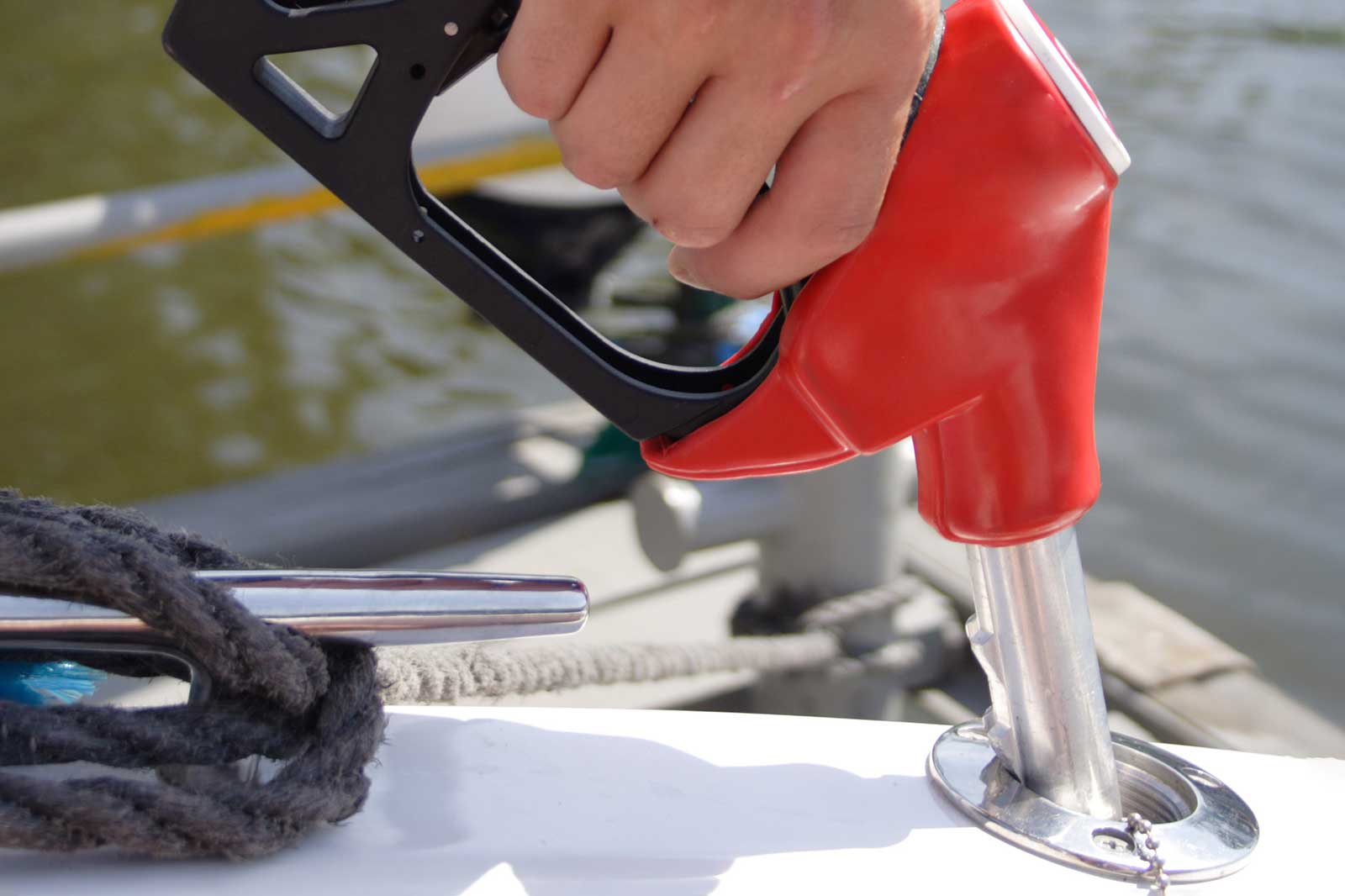 Paano Ligtas na I-refuel ang Iyong Bangka